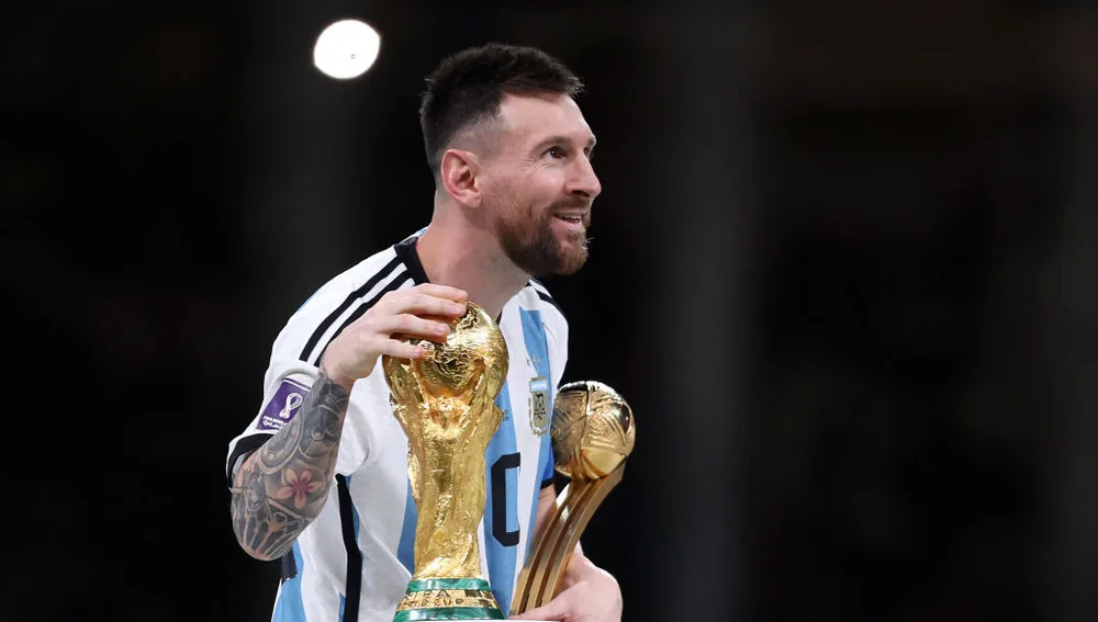 messi-acaricia-copa-mundo_58